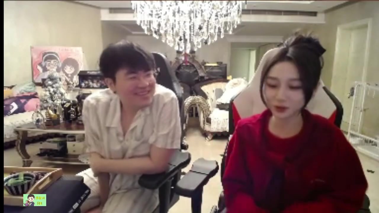 ag九游会亚洲真人第一品牌小悠戏耍姿态：给你比心！儿姿当场小脸巨红：啥情况？你不对劲！