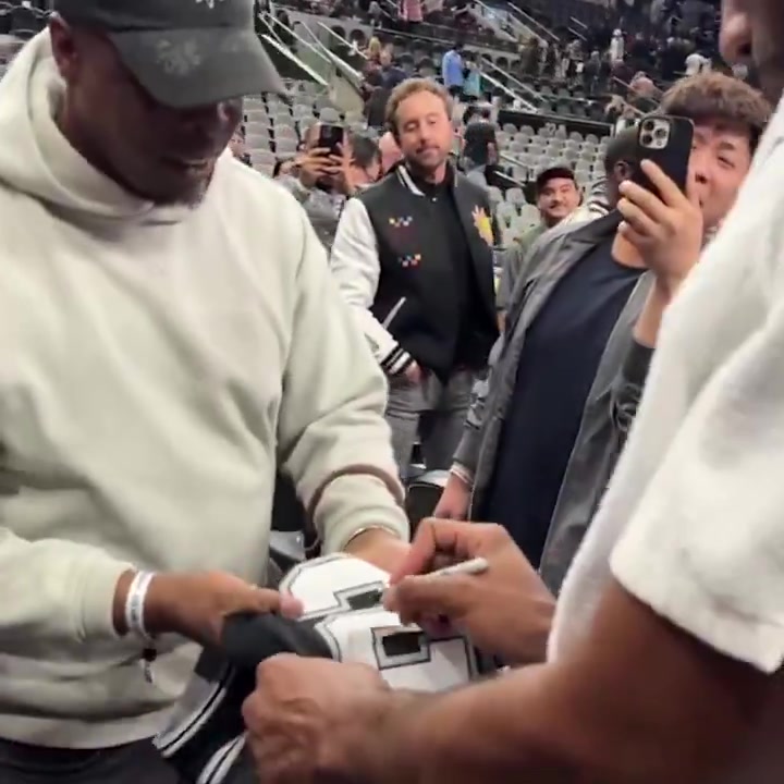 九游会·j9官方网站我都已经放下了！球迷拿着自己的马刺球衣 小卡暖心送上签名😊