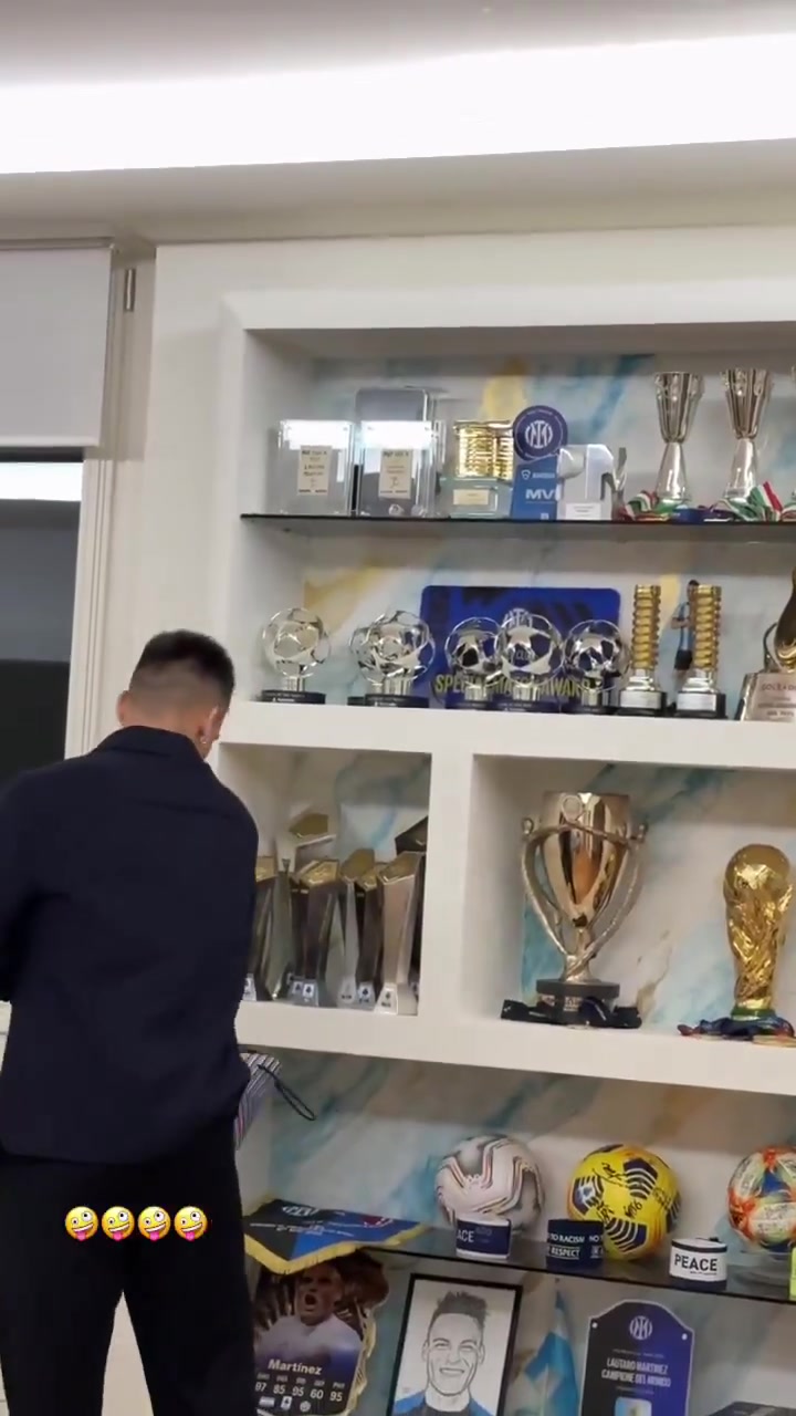 九游会·j9官方网站荣誉柜该扩了🤪妻子晒视频：劳塔罗回家把奖杯比赛用球放进柜中