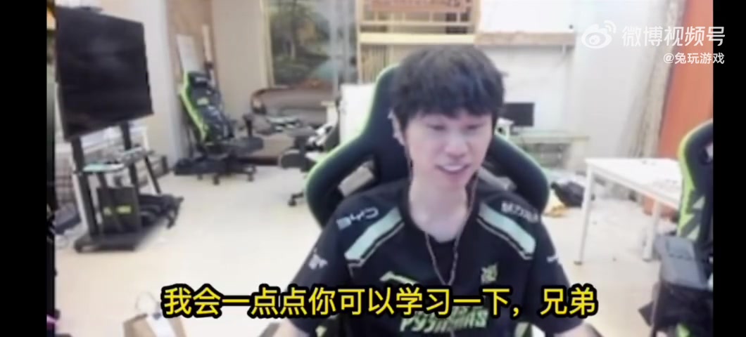 j9九游真人游戏第一品牌登录入口Doinb：去年版本，就有很多职业选手找我学小炮、飞机！