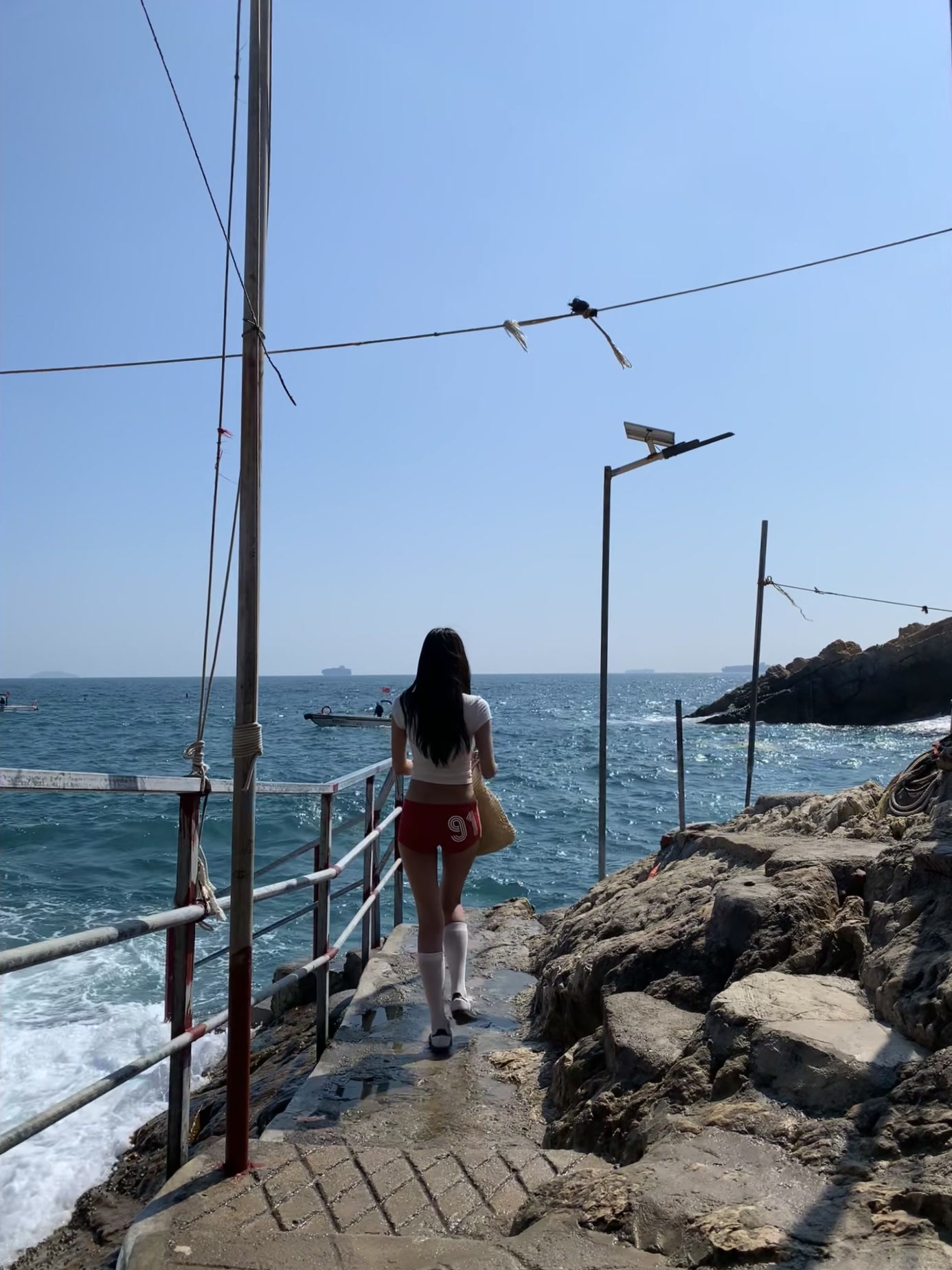 ag九游会亚洲真人第一品牌真诚才是必杀技！LPL知名美女粉丝晒无P图照：腿长腰细三围爆 颜值更是没话说！