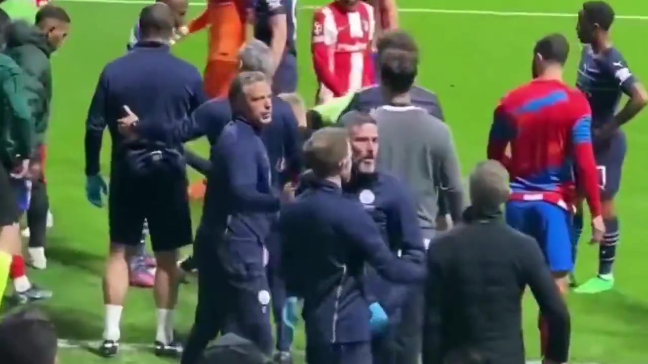 j9九游真人游戏第一品牌登录入口也不好惹😡22年马竞曼城赛后冲突，贝尔塔怒推曼城工作人员的脸