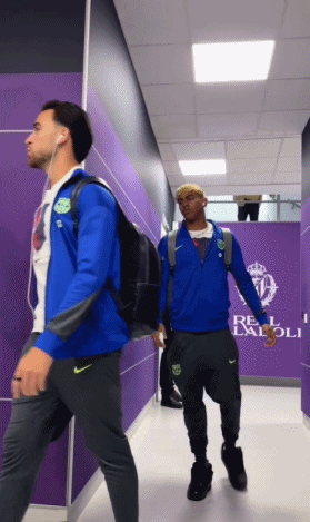 j9九游会老哥俱乐部交流看眼色行事！面对镜头拍摄，露腚的亚马尔赶紧提了提裤子😬