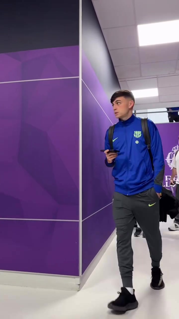 j9九游会老哥俱乐部交流看眼色行事！面对镜头拍摄，露腚的亚马尔赶紧提了提裤子😬