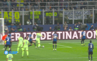 j9九游真人游戏第一平台不是点球！阿切尔比禁区解围疑似手球，裁判听取VAR没有判点