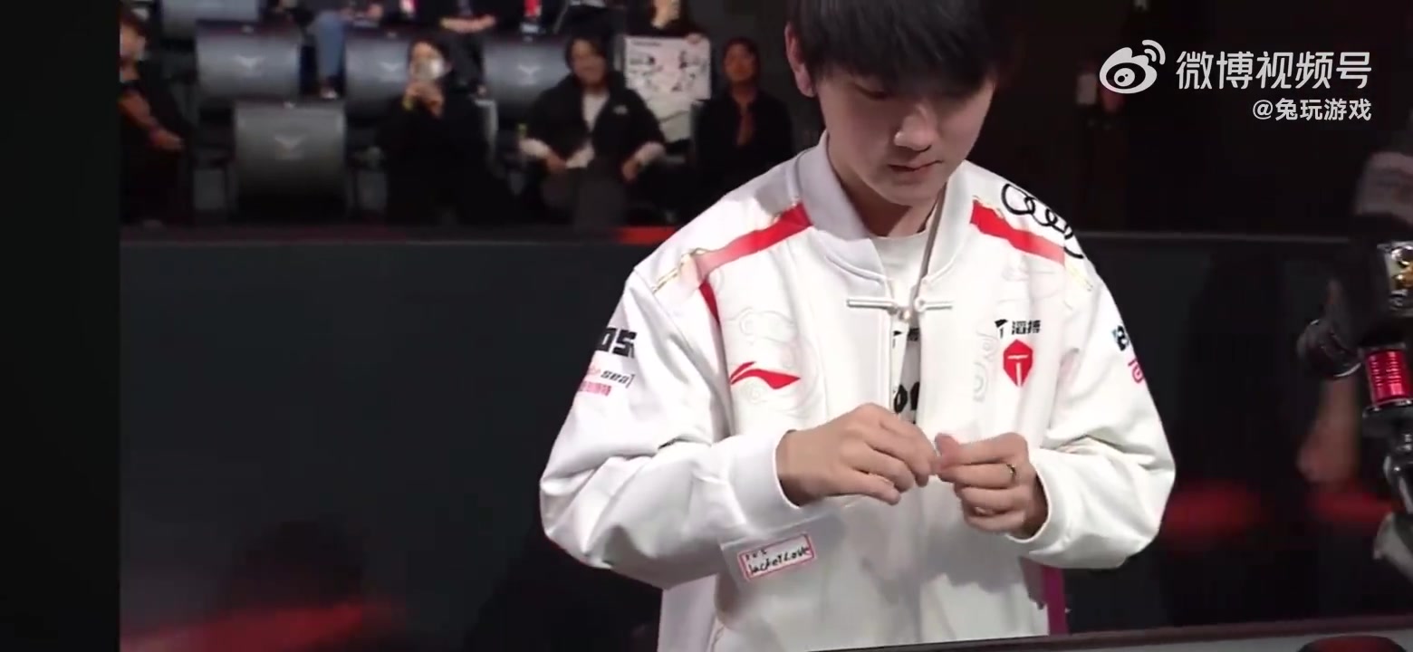 ag九游会亚洲真人第一品牌赢了仔细帅气向着镜头比双赞！JLK坚毅眼神告别观众