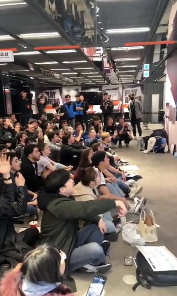 九游会·j9官方网站翻盘后的尽情欢呼！摄影师一村分享现场KC粉丝庆祝视频