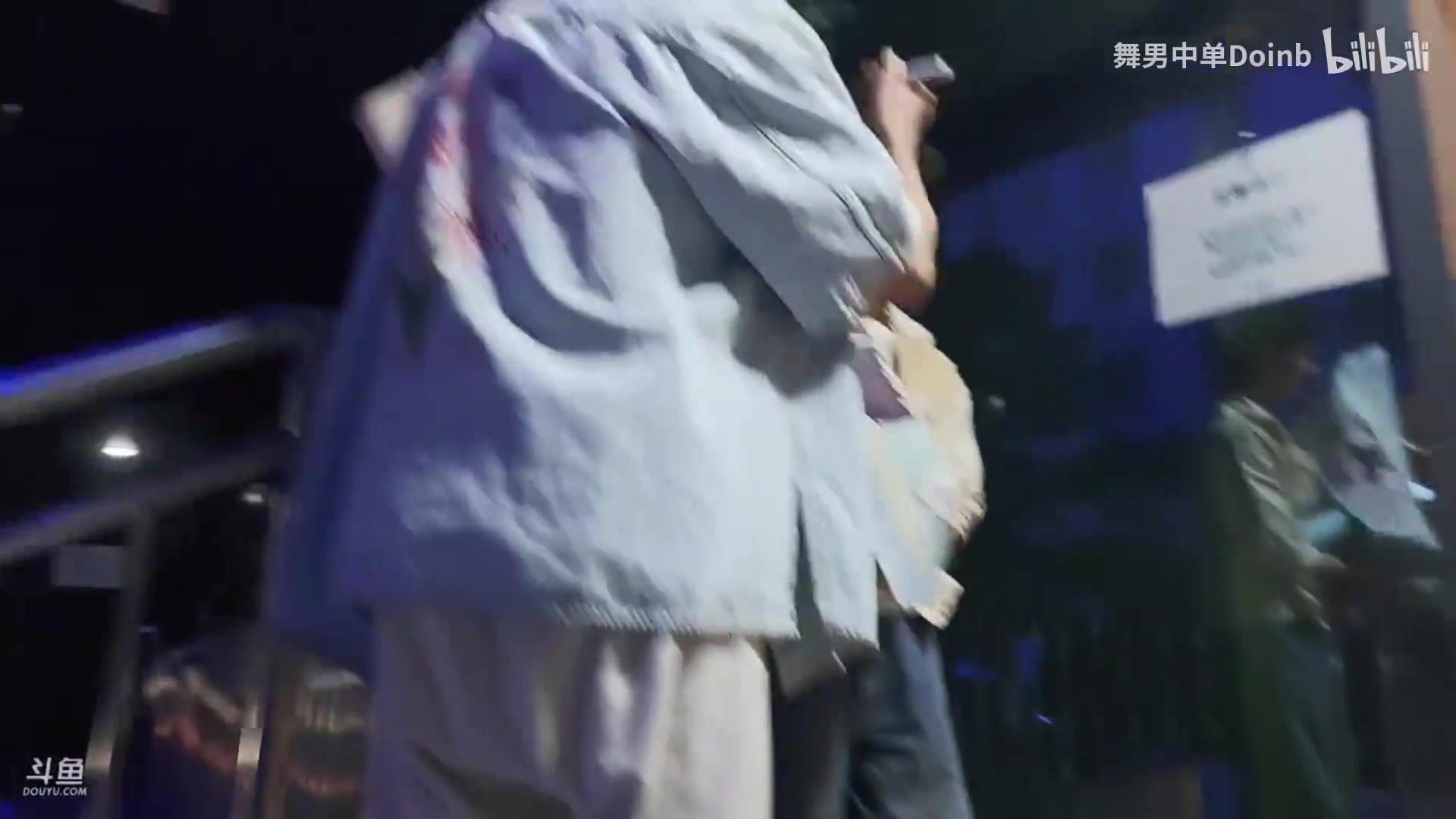 j9九游会老哥俱乐部交流大明星！Doinb贵阳户外一路上全是粉丝互动合影 投喂贵州特产