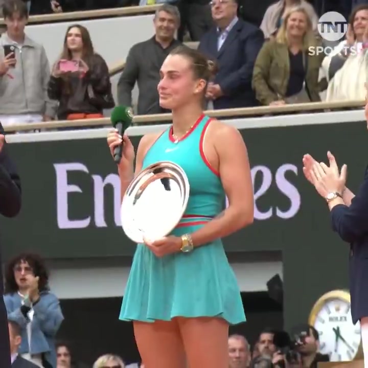 j9九游会老哥俱乐部交流太痛了😖萨巴伦卡脸颊带泪致辞：很难过，但还是祝贺高芙拿法网