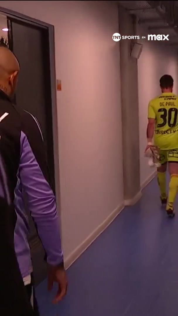 j9九游真人游戏第一平台离谱！38岁比达尔踢飞点球+头球乌龙，恼羞成怒与自家门将大吵